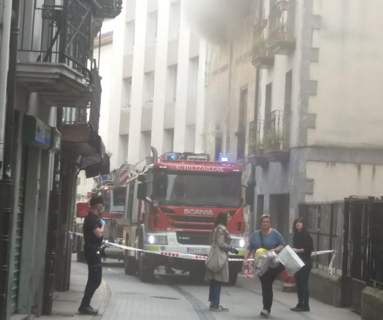 Los bomberos nada más llegar ayer a la calle Santa María. 