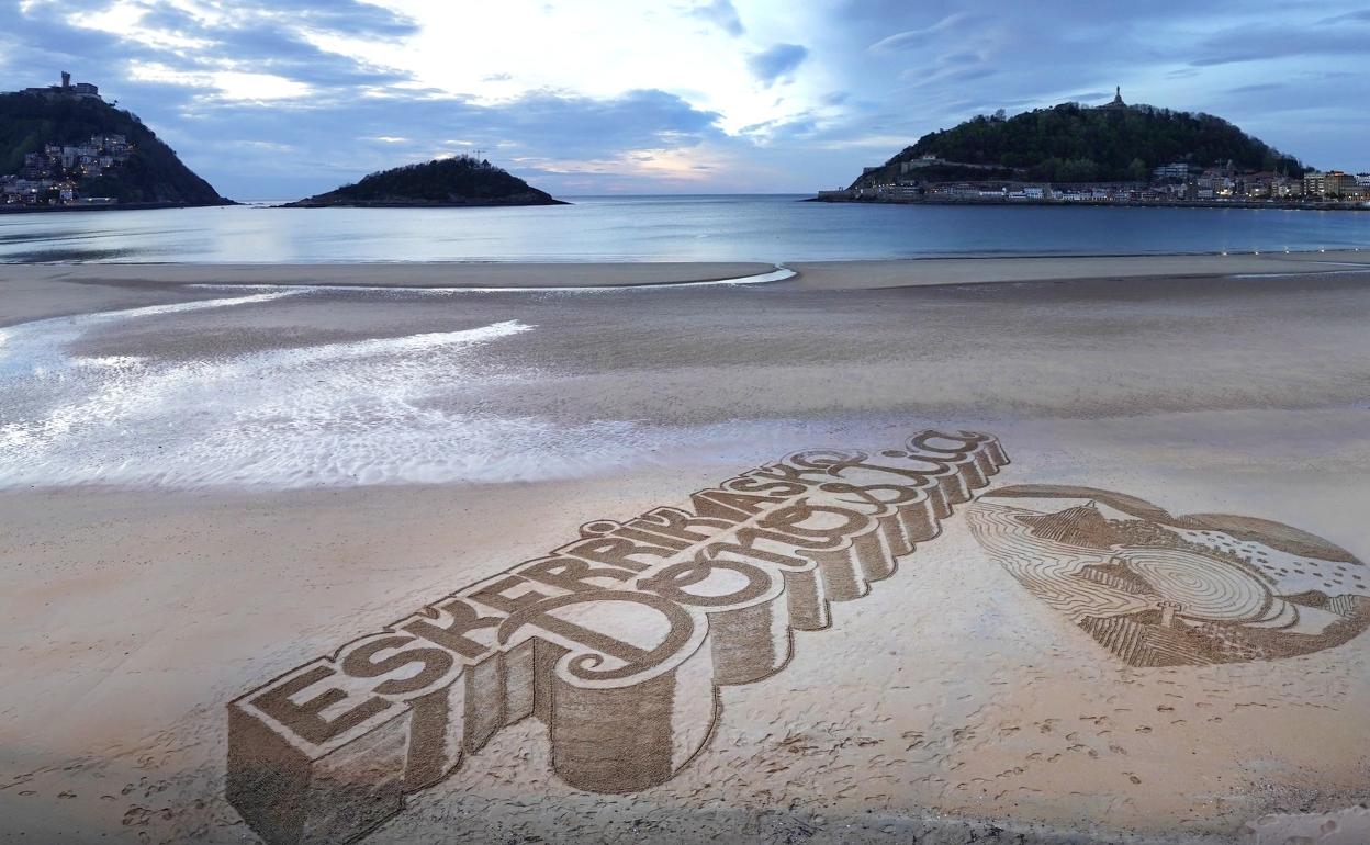 El artista Calat firma el 'lienzo de arena' del vídeo del Ayuntamiento realizado por Morgancrea.