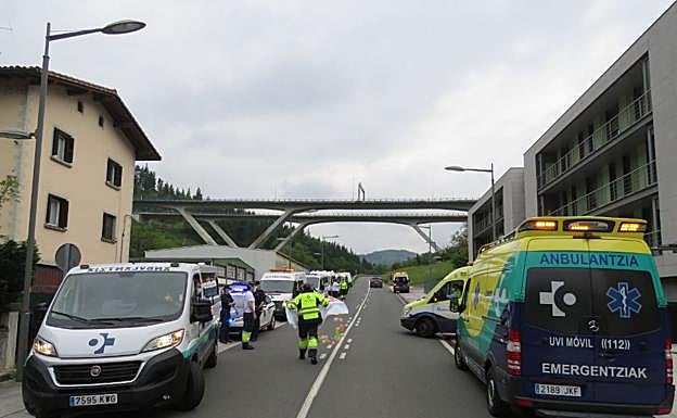 Paso de las ambulancias por Aretxabaleta.