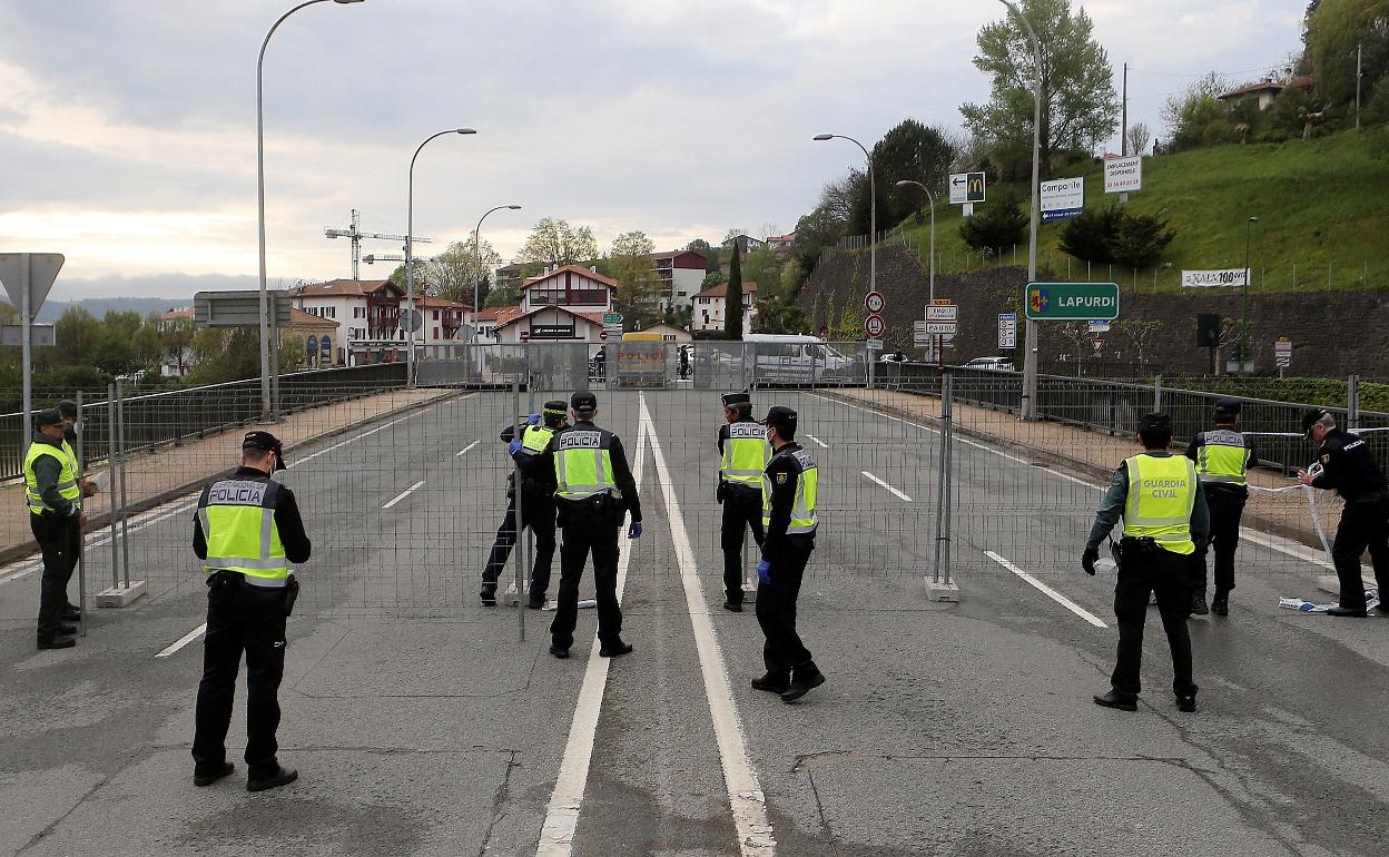 Frontera entre España y Francia por el puente de Behobia, en Irún.