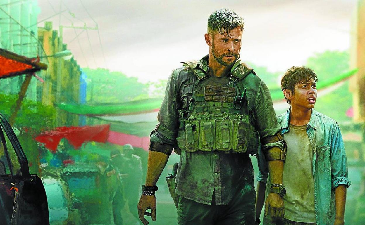 Chris Hemsworth y Rudhraksh Jaiswa, en una escena de 'Tyler Rake'.