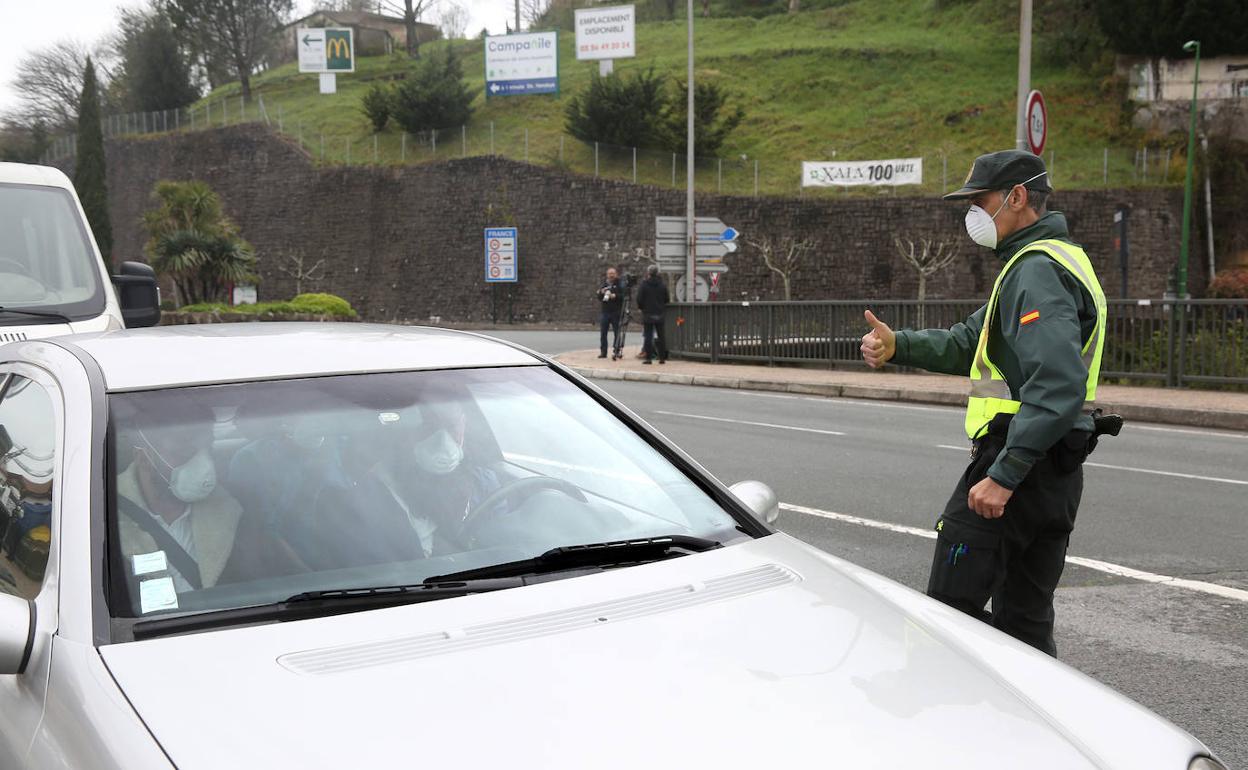 Un agente en la frontera de Irun.