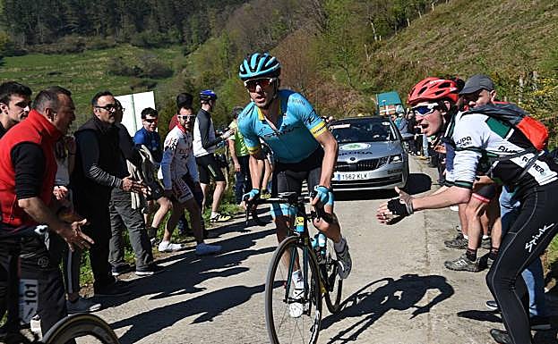 Ion Izagirre, último vencedor de la Itzulia, en una etapa de la pasada edición.