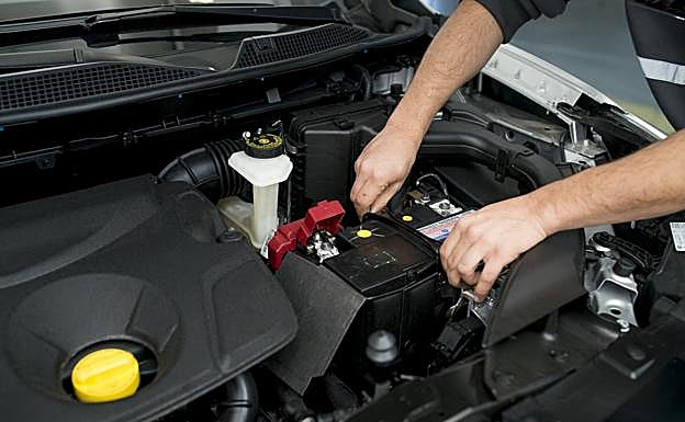 Si vamos a dejar el coche mucho tiempo parado es conveniente soltar el borne y desconectar la batería.