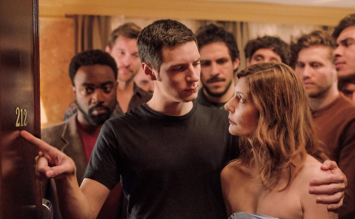 Vincent Lacoste y Chiara Mastorianni, en la película inaugural del D'A Film Festival Barcelona, 'Habitación 212'. 