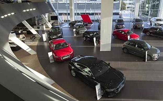 La distancia entre los vehiculos, los clientes y los vendedores serán de al menos 2 metros y se incluirán paneles de separación para los momentos de la negociación comercial y cierre de operaciones.