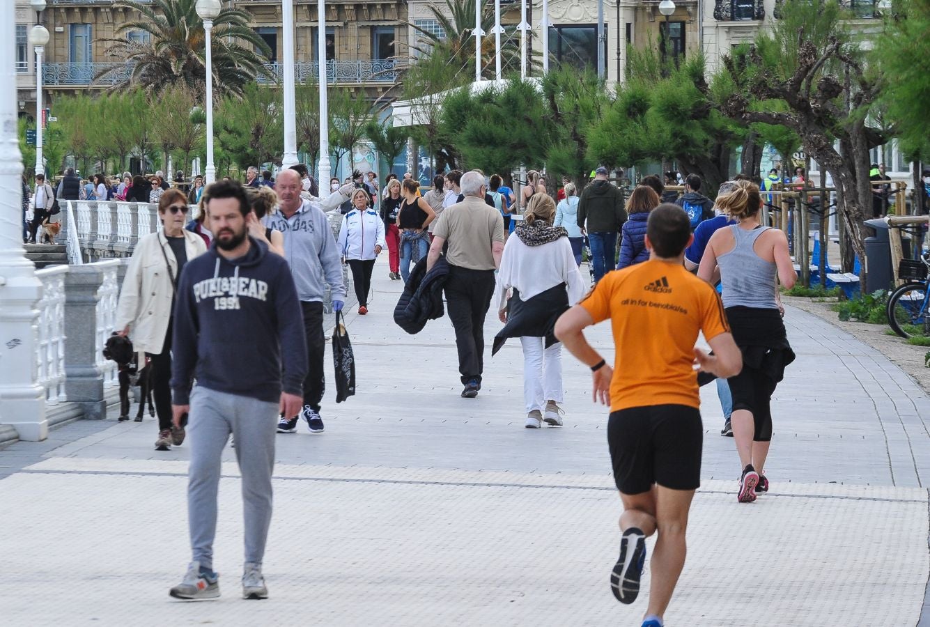 Fotos: Playa, deporte y paseos en San Sebastián