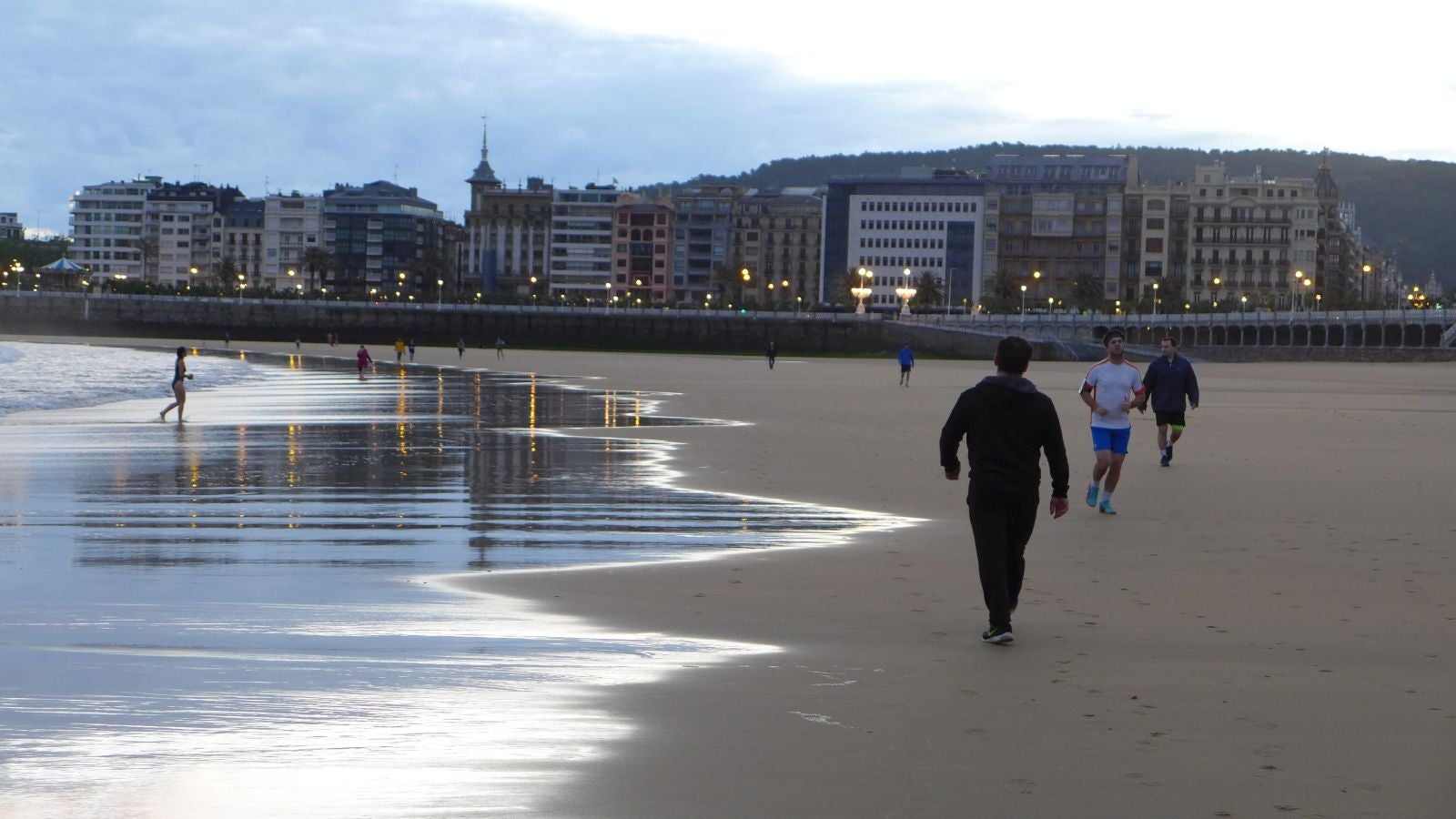 Fotos: Primeros paseos, carreras y olas tras el encierro