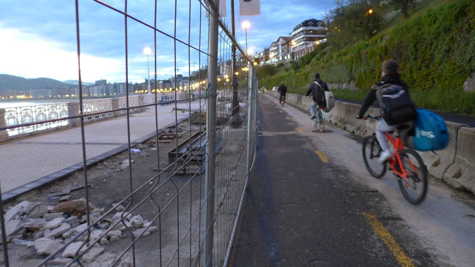 Fotos: Primeros paseos, carreras y olas tras el encierro