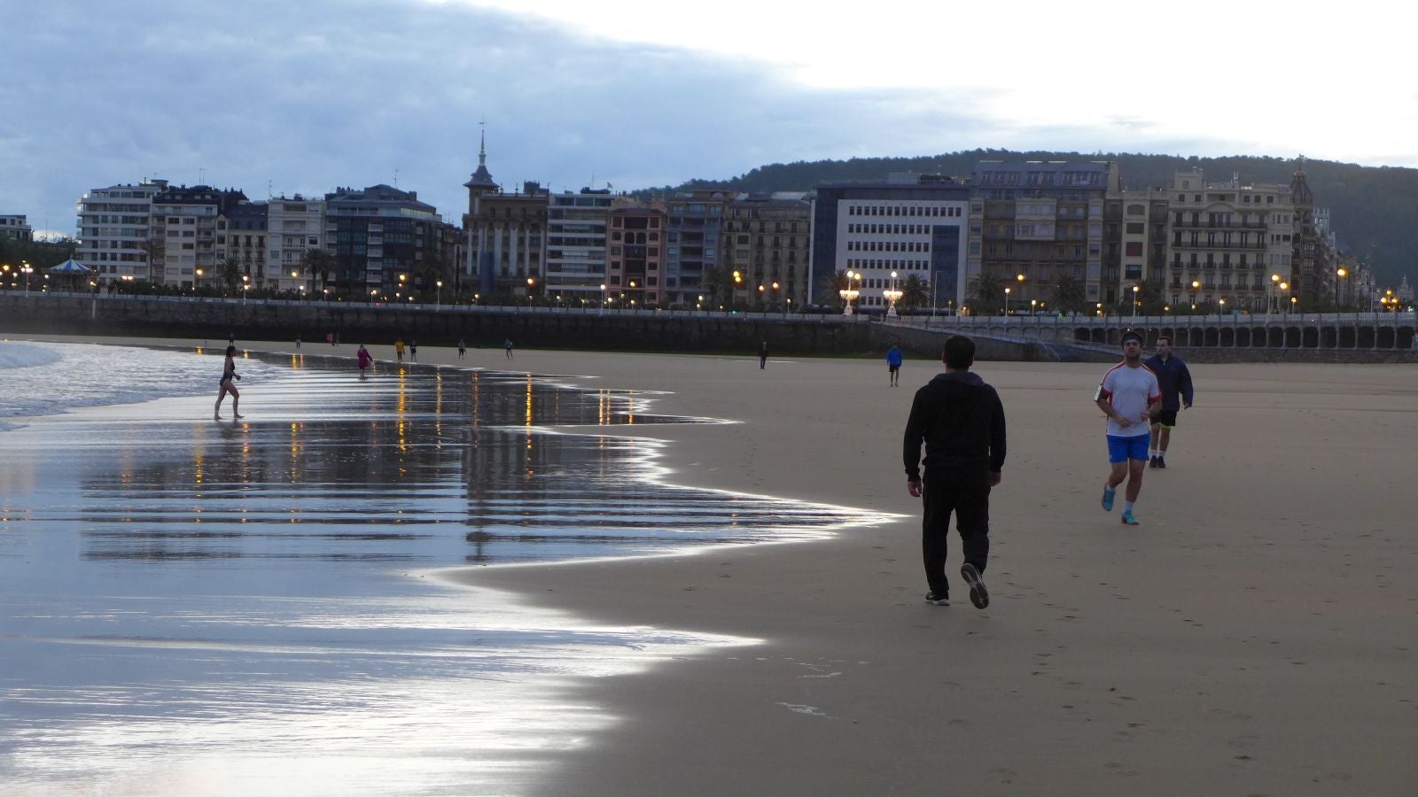 Fotos: Primeros paseos, carreras y olas tras el encierro