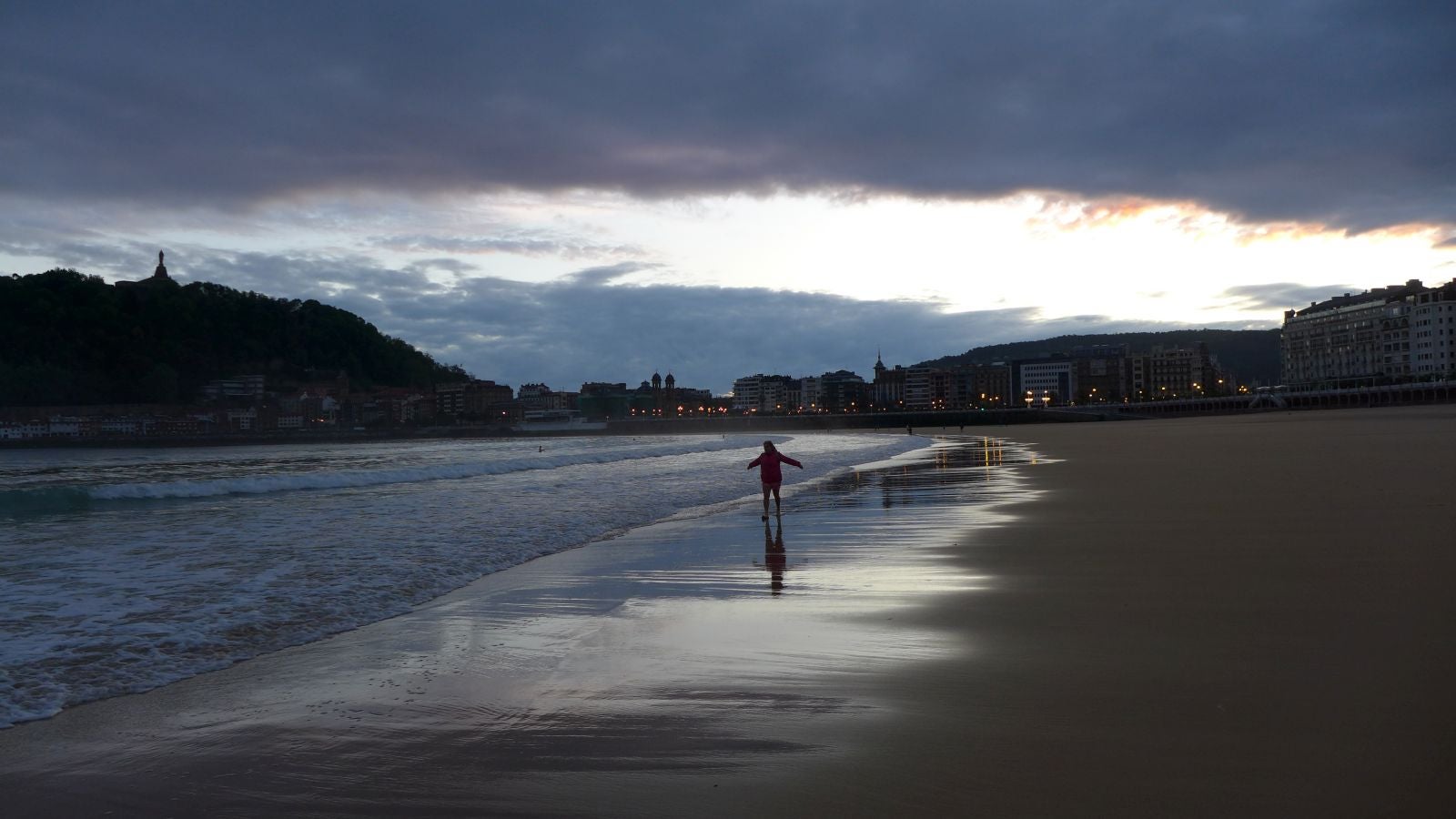 Fotos: Primeros paseos, carreras y olas tras el encierro