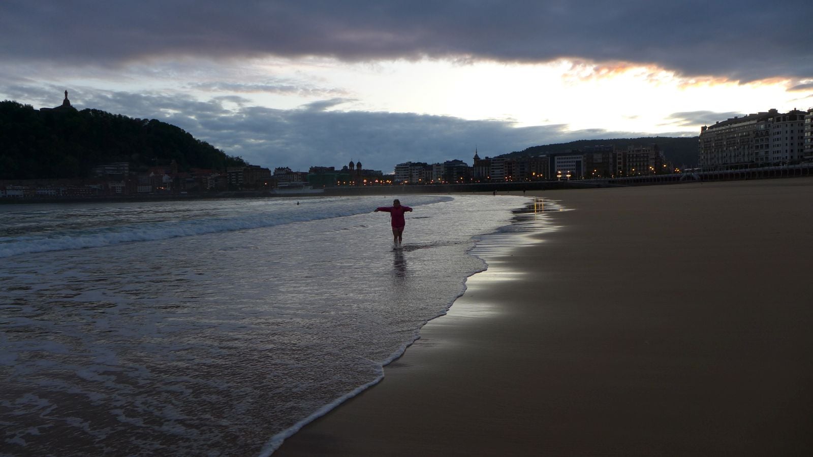 Fotos: Primeros paseos, carreras y olas tras el encierro