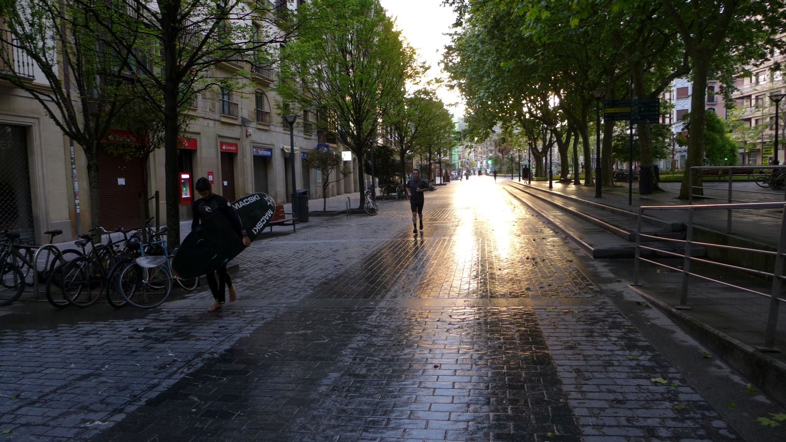 Fotos: Primeros paseos, carreras y olas tras el encierro