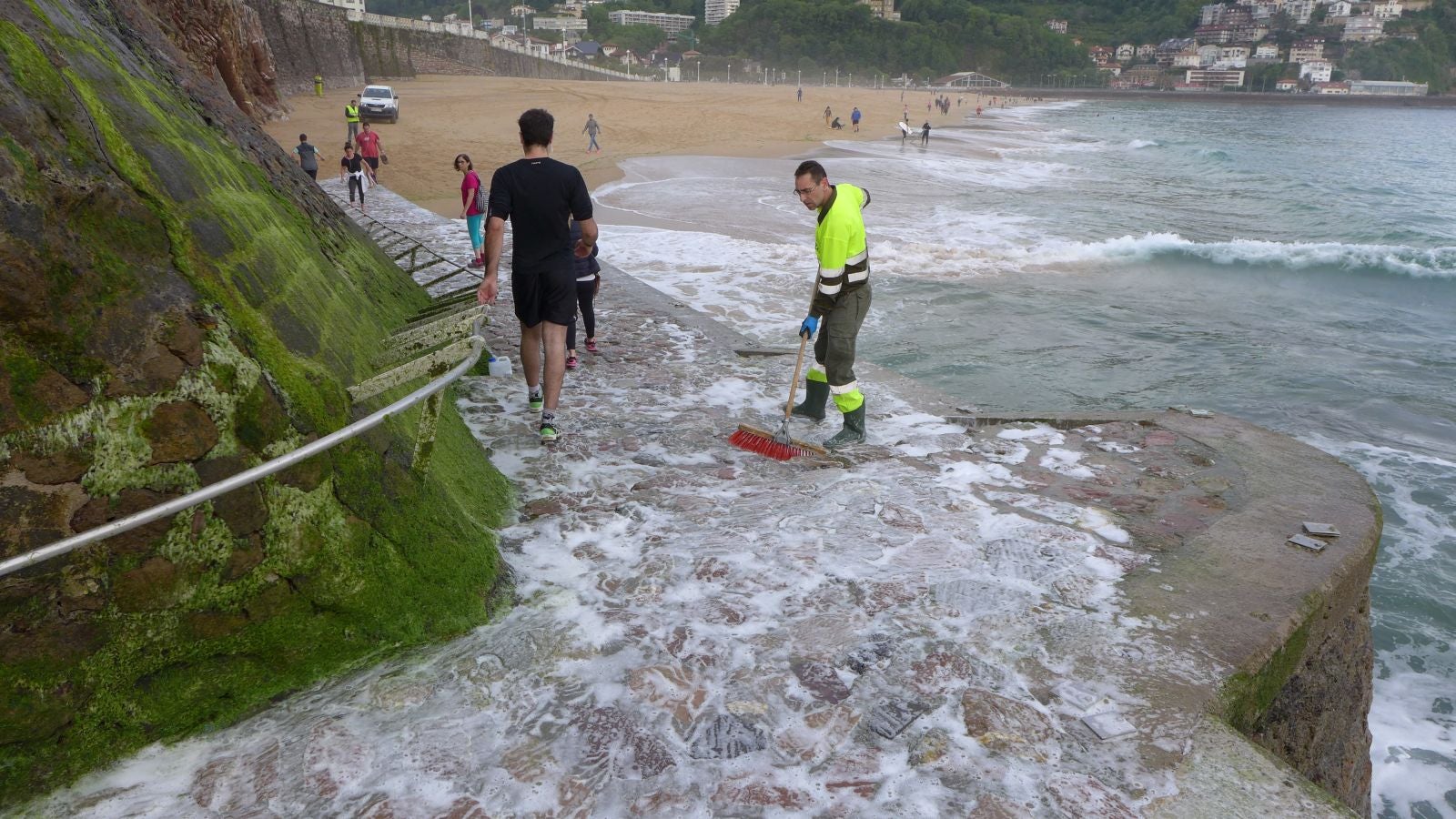 Fotos: Primeros paseos, carreras y olas tras el encierro