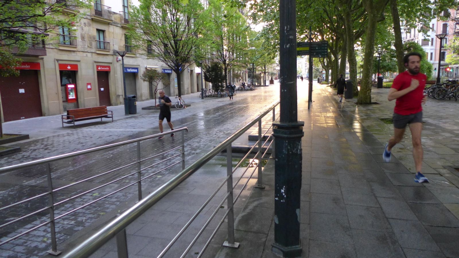 Fotos: Primeros paseos, carreras y olas tras el encierro