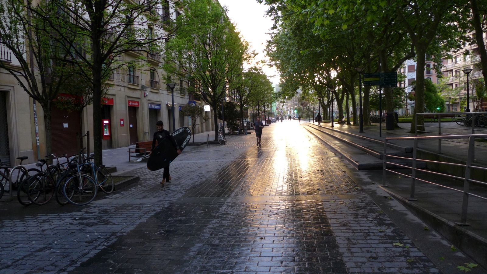 Fotos: Primeros paseos, carreras y olas tras el encierro