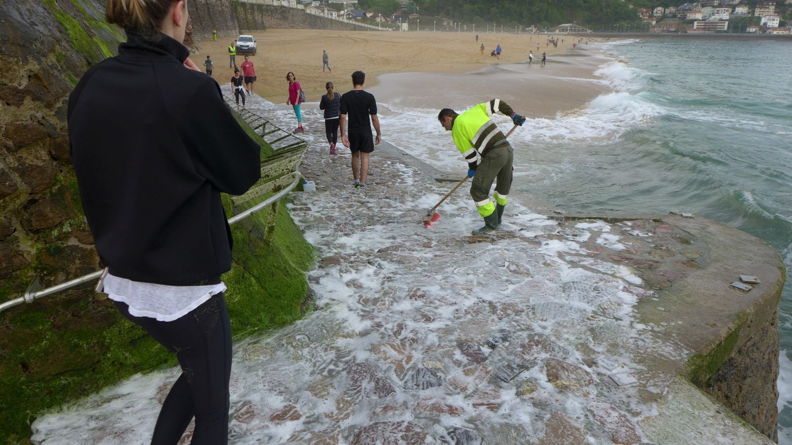 Fotos: Primeros paseos, carreras y olas tras el encierro