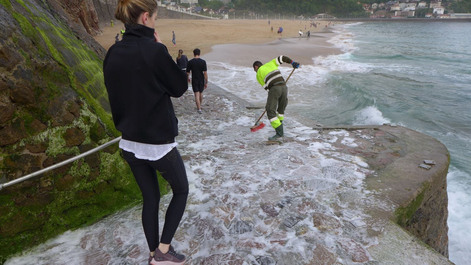 Fotos: Primeros paseos, carreras y olas tras el encierro
