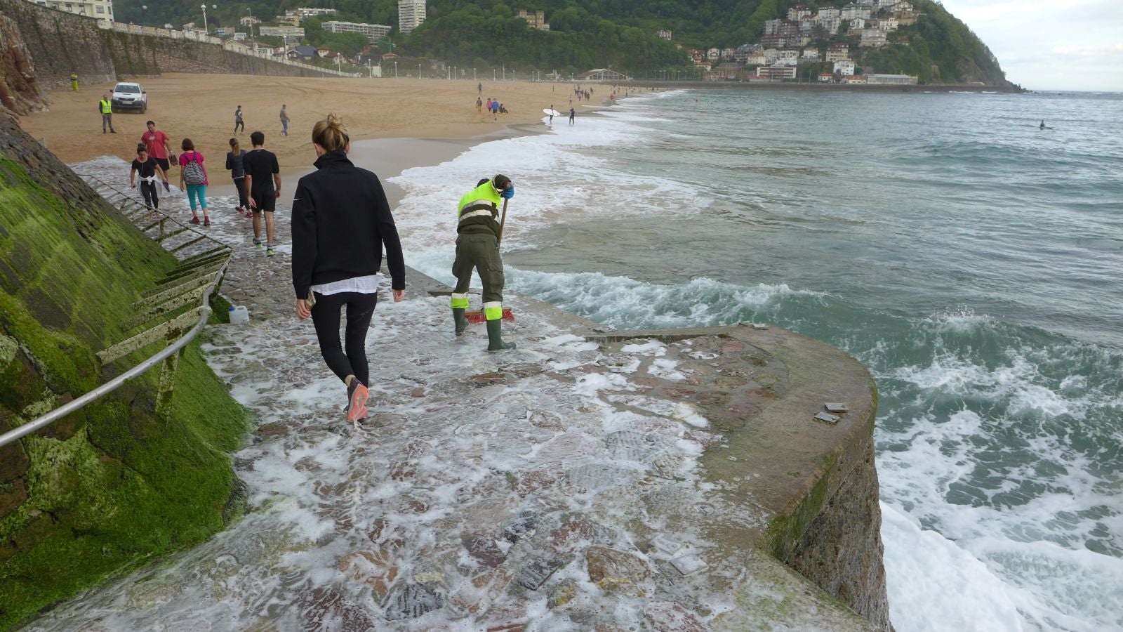 Fotos: Primeros paseos, carreras y olas tras el encierro