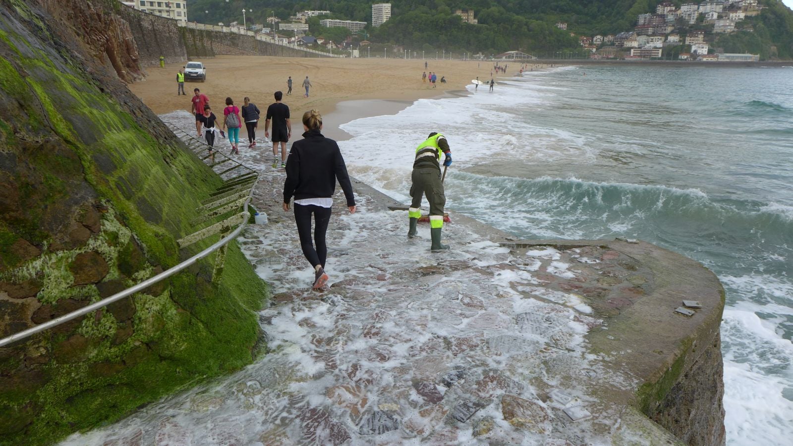 Fotos: Primeros paseos, carreras y olas tras el encierro