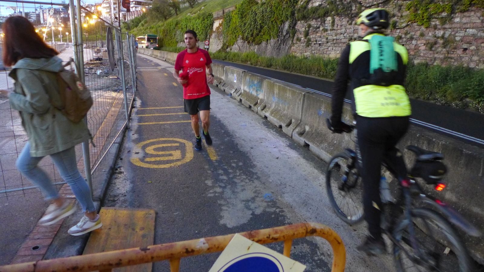 Fotos: Primeros paseos, carreras y olas tras el encierro