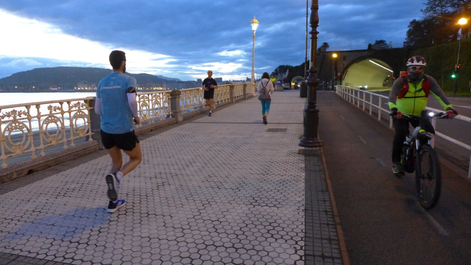 Fotos: Primeros paseos, carreras y olas tras el encierro