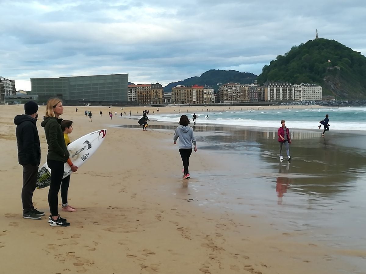 Fotos: Primeros paseos, carreras y olas tras el encierro