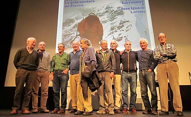 Componentes de las expediciones de 1974 y 1980, en el escenario del Teatro Principal en el pase de 'Agur Everest' en 2015.