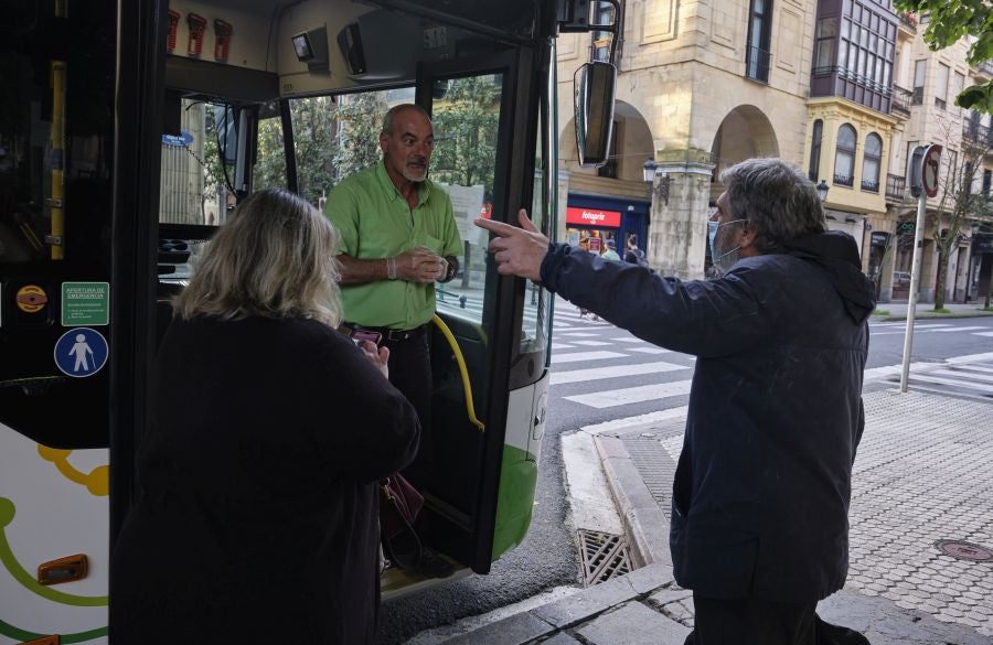 Voluntarios de la DYA reparten mascarillas. 