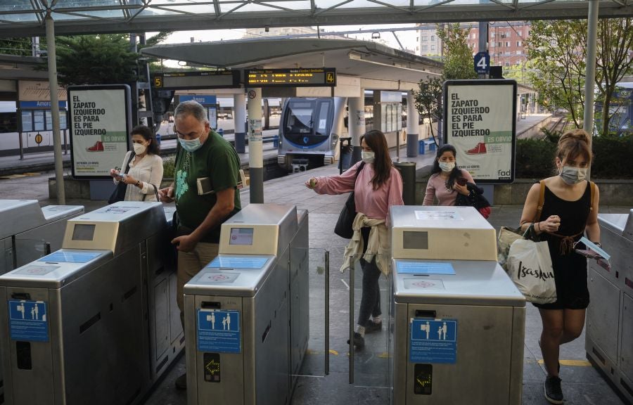 Voluntarios de la DYA reparten mascarillas. 