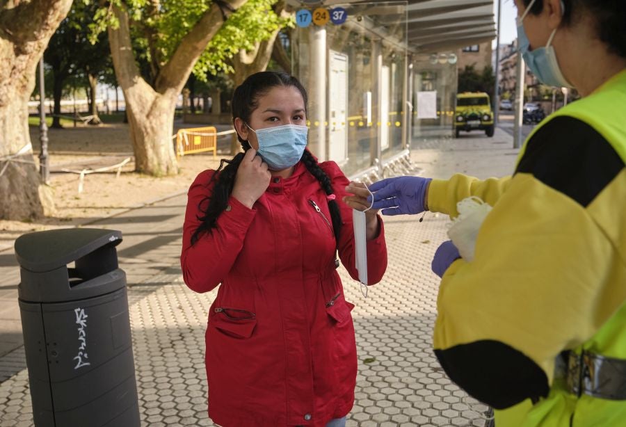 Voluntarios de la DYA reparten mascarillas. 