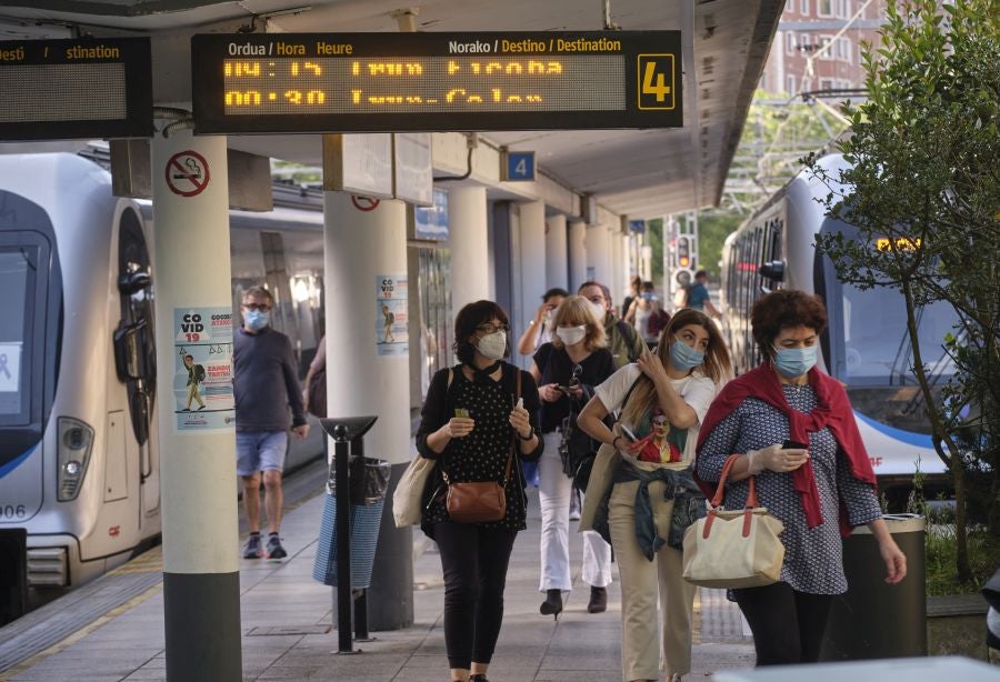 Voluntarios de la DYA reparten mascarillas. 