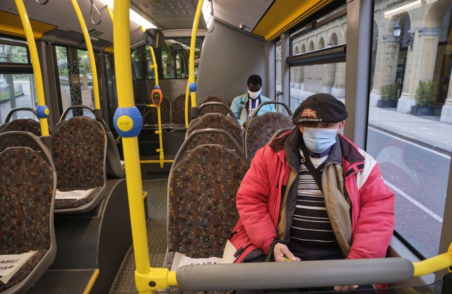 Voluntarios de la DYA reparten mascarillas. 