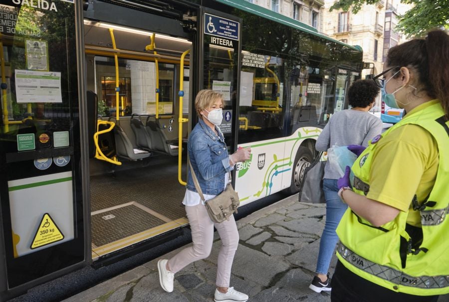 Voluntarios de la DYA reparten mascarillas. 