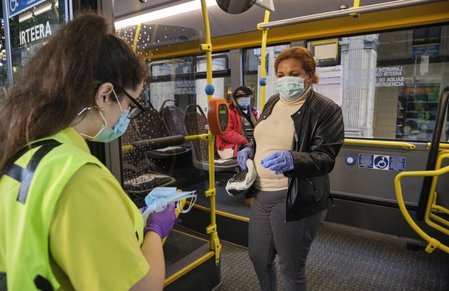 Voluntarios de la DYA reparten mascarillas. 