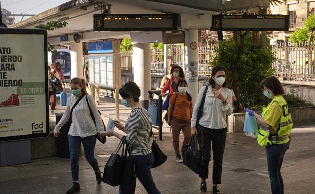 Reparto de mascarillas en la estación del Topo de la plaza Easo de Donostia.