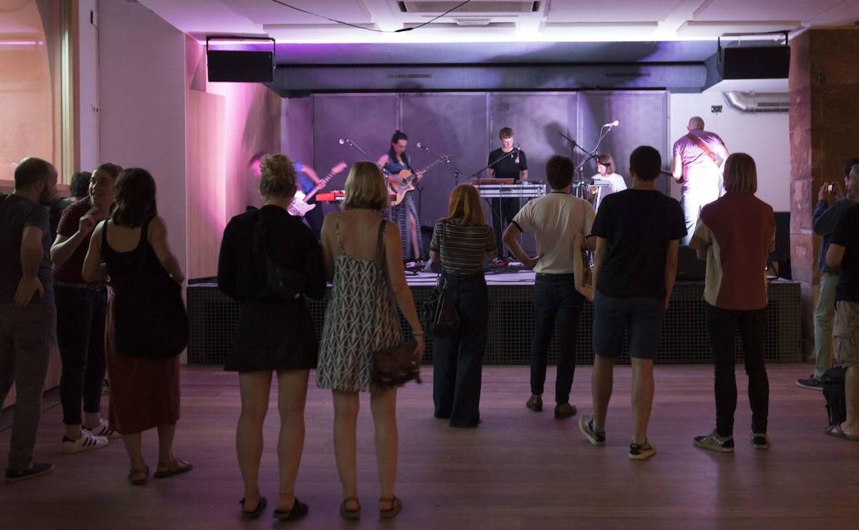 Distanciados. El Dabadaba en un concierto de 2018 con escasa afluencia, algo que ahora será imperativo para volver a la música en directo.