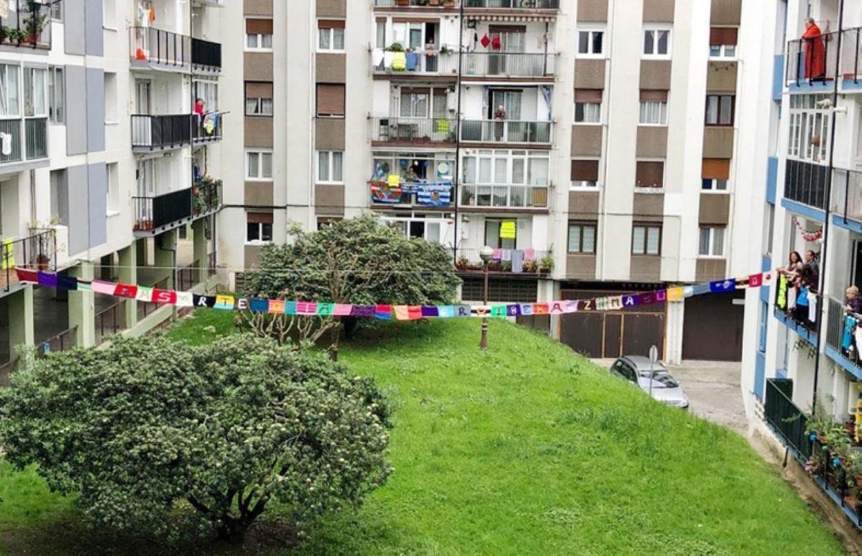 Una gran bufanda une dos balcones de una plaza de Zumaburu. 