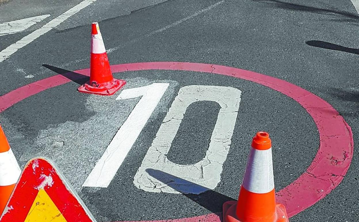 Trabajos de señalización en el paseo Eduardo Chillida de Ondarreta como nueva zona 10
