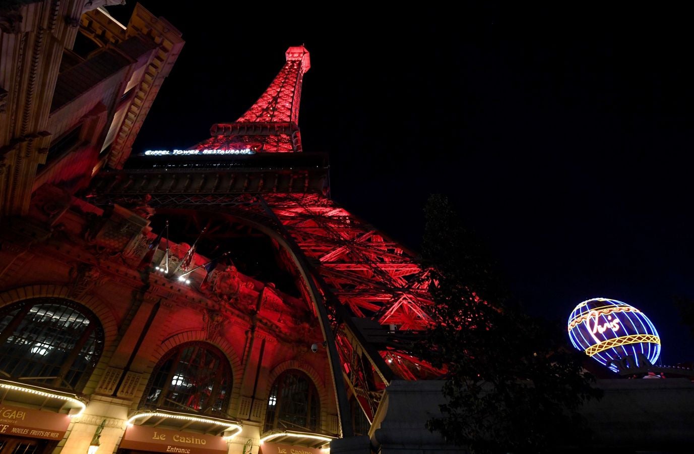 Los célebres hoteles casinos de Las Vegas y sus atracciones se han iluminado de rojo para mostrar su apoyo al turismo, uno de los sectores más azotados por la epidemia del Covid-19.