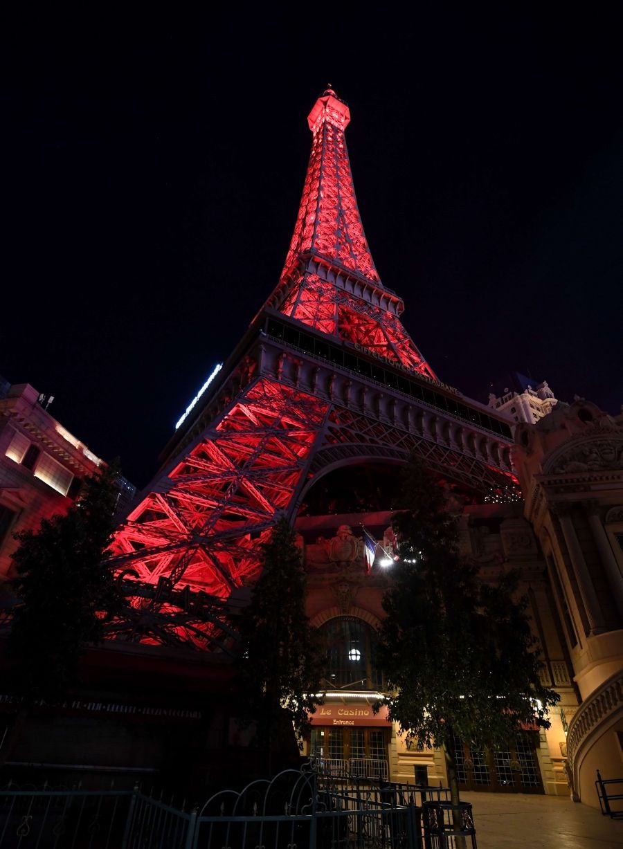 Los célebres hoteles casinos de Las Vegas y sus atracciones se han iluminado de rojo para mostrar su apoyo al turismo, uno de los sectores más azotados por la epidemia del Covid-19.