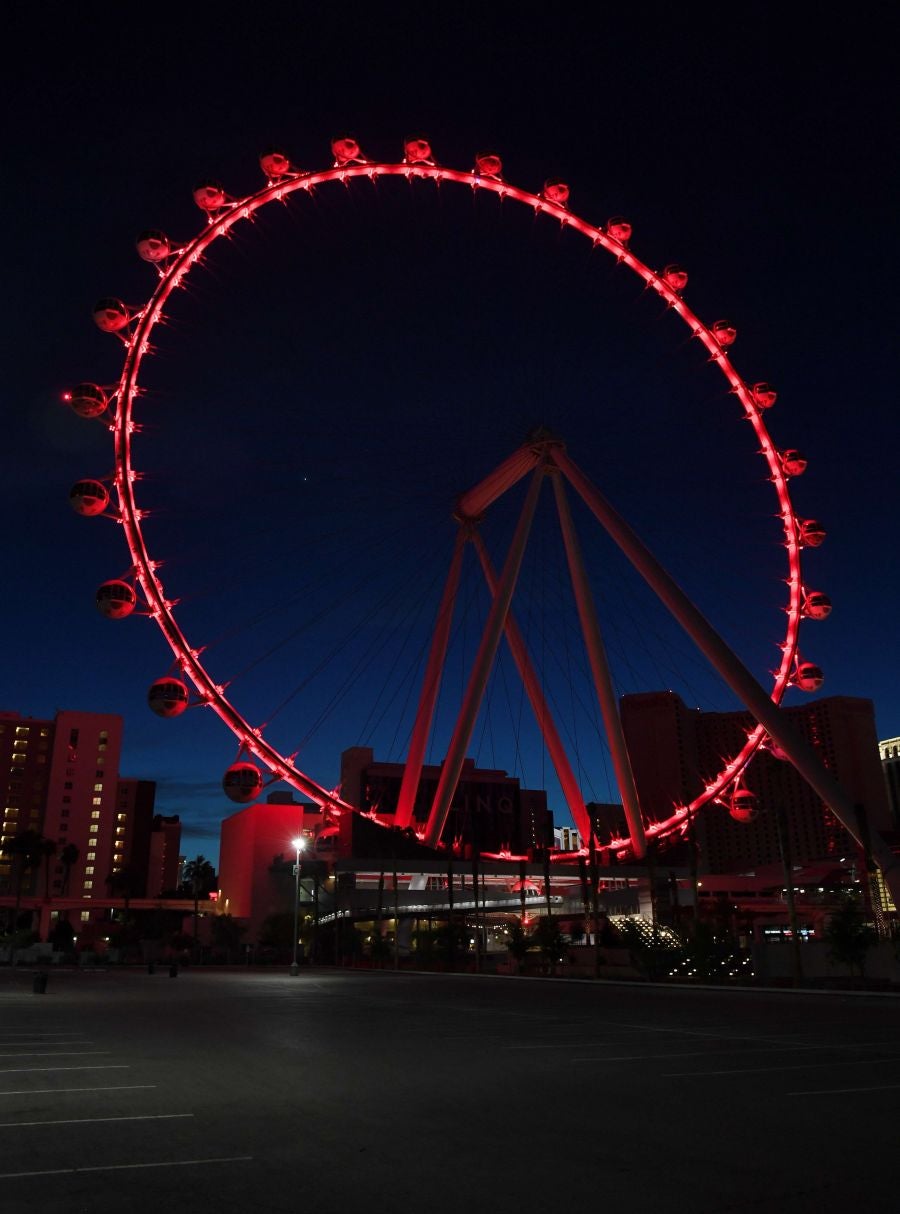 Los célebres hoteles casinos de Las Vegas y sus atracciones se han iluminado de rojo para mostrar su apoyo al turismo, uno de los sectores más azotados por la epidemia del Covid-19.