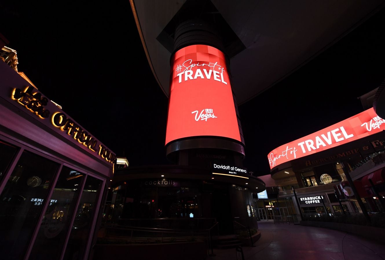 Los célebres hoteles casinos de Las Vegas y sus atracciones se han iluminado de rojo para mostrar su apoyo al turismo, uno de los sectores más azotados por la epidemia del Covid-19.