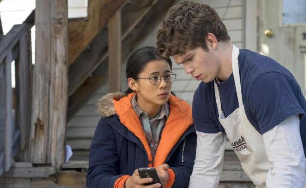 Leah Lewis y Daniel Diemer interpretan a dos jóvenes que se ayudan con el mismo objetivo amoroso