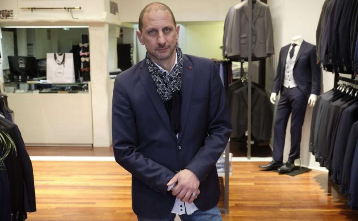 Julen Maiz, donostiarra afincado en Pasai San Pedro, en una foto de archivo realizada en su establecimiento de San Sebastián, que abrirá el día 11.