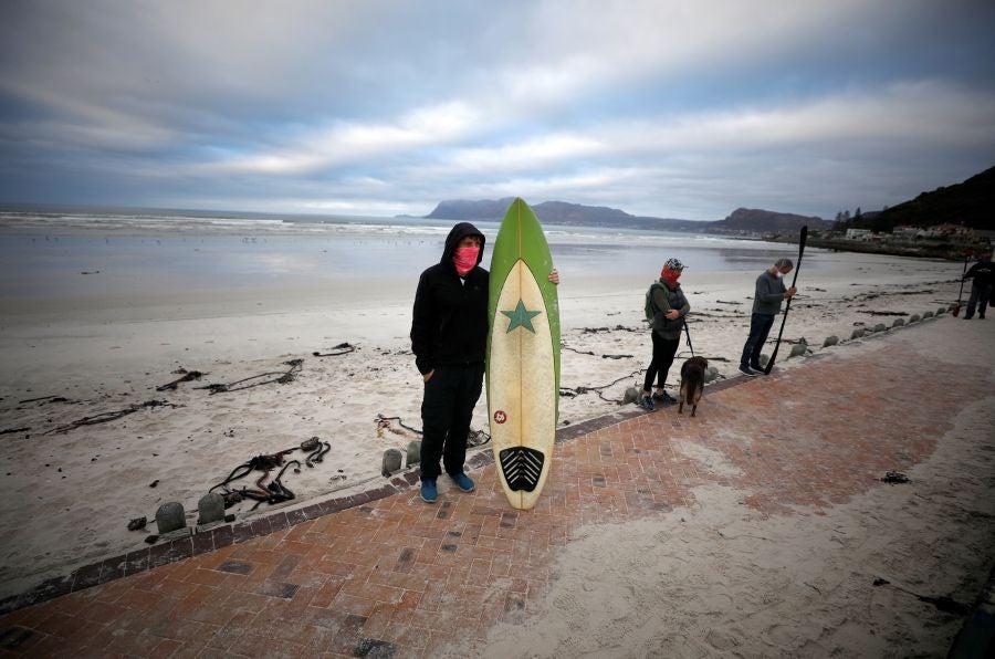 Los surfistas de Ciudad del Cabo protestan contra las medidas que permiten hacer deporte pero que olvidan las disciplinas acuáticas. 
