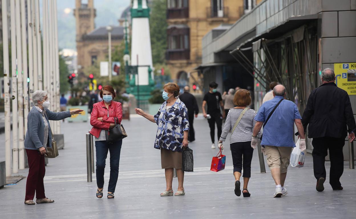 Tres señoras charlan en el Kursaal pero manteniendo una distancia prudencial