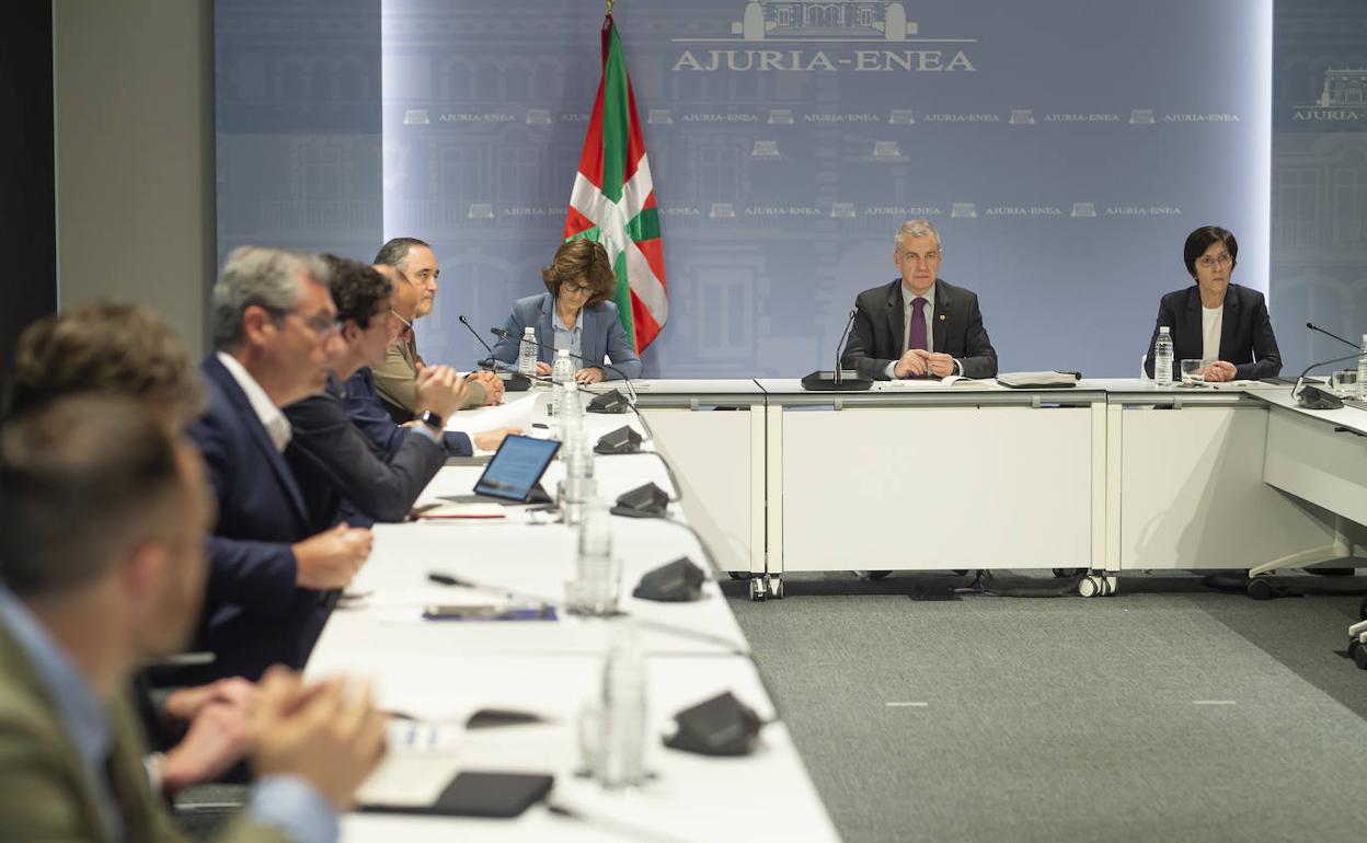 El lehendakari y el consejero de Cultura se reunieron ayer con diputados generales, alcaldes de las capitales y Eudel en Lehendakaritza.