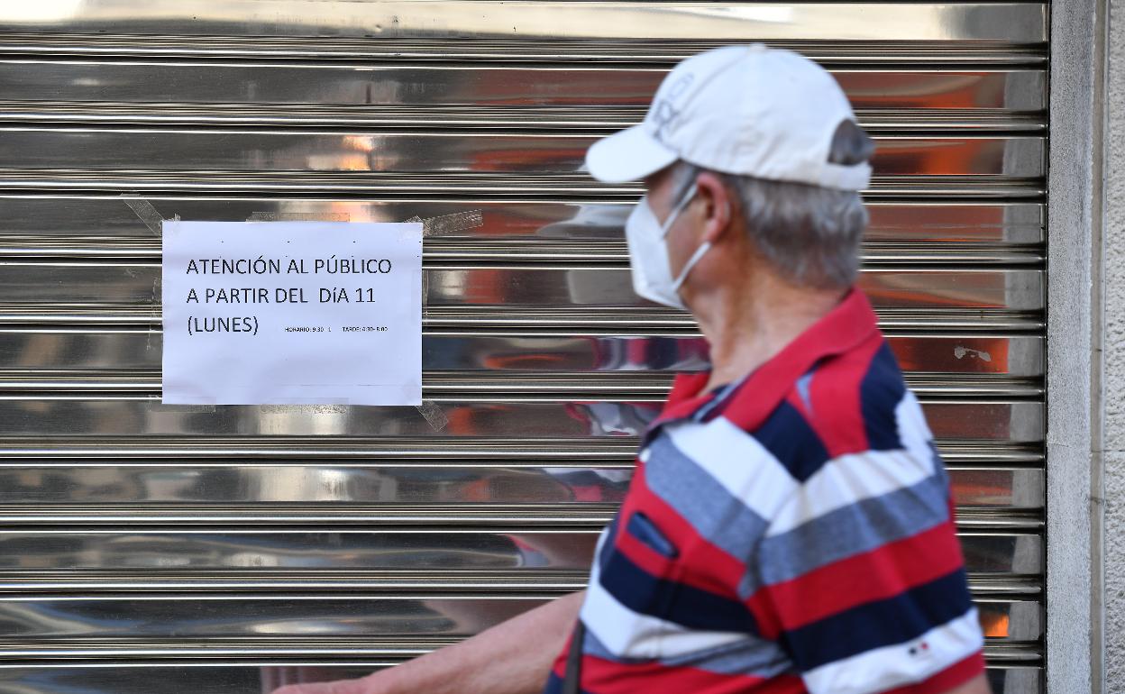 Un comercio anuncia en Eibar el regreso a la normalidad este lunes. 