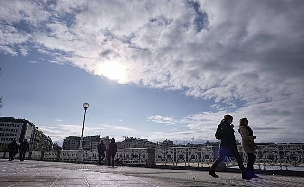 Muchos donostiarras han aprovechado el buen tiempo para salir en sus franjas horarias a estirar las piernas